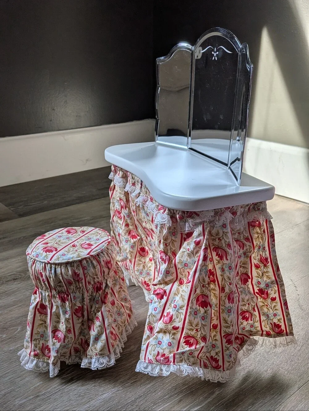 American Girl Molly's Vanity Table Pink and Cream Floral Vanity Set with Mirror - Picture 2 of 14